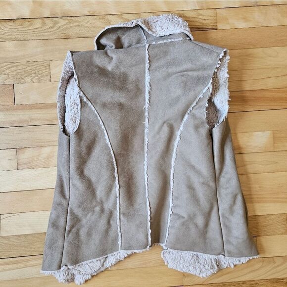 Daytrip Faux Fur Vest - Picture 5 of 7